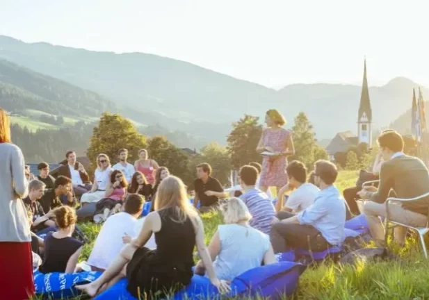 Das Europäische Forum Alpbach führt jährlich Wissenschaftler und Entscheidungsträger mit Jugendlichen aus 40 Nationen zusammen. Nächste Woche sind Bundesminister und Abgeordnete in Alpbach, um über Demokratie, Europa und Wirtschaft zu debattieren. Foto: CCA