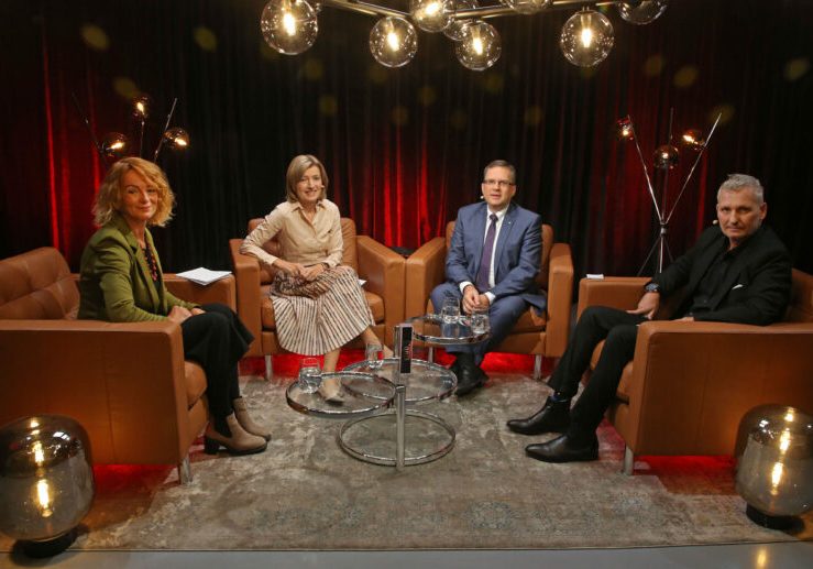 August Wöginger, ÖVP-Klubobmann, im Gespräch mit Eva Linsinger ("profil"), Martina Salomon ("Kurier") und Erich Vogl ("Krone"), zu sehen am Samstag, 24. September um 20.15 Uhr auf SchauTV und Krone TV. Foto: Gerhard Deutsch