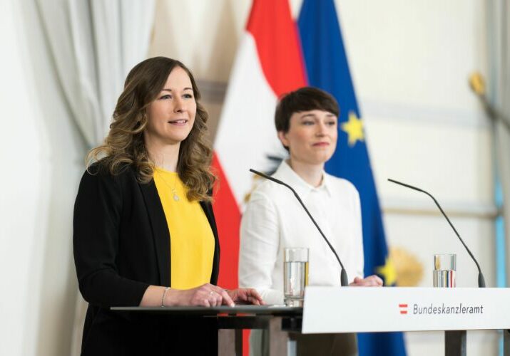 Fortschrittsbericht: Der Frauenanteil in Aufsichtsräten von staatlichen und staatsnahen Unternehmen liegt bei 50 Prozent. Frauenförderung bleibt dennoch auf der Agenda, sagten Jugendstaatssekretärin Claudia Plakolm und Klubobfrau Sigrid Maurer. Foto: Dunker