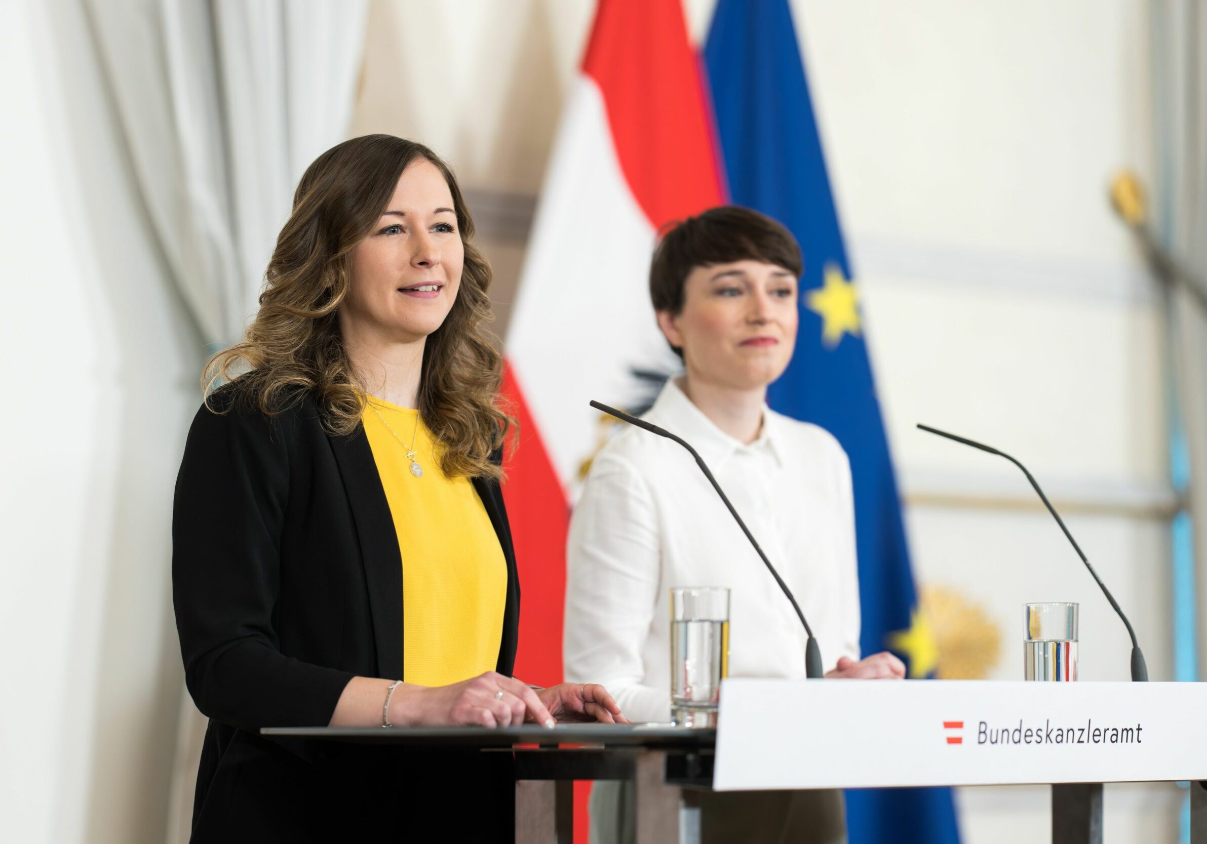 Fortschrittsbericht: Der Frauenanteil in Aufsichtsräten von staatlichen und staatsnahen Unternehmen liegt bei 50 Prozent. Frauenförderung bleibt dennoch auf der Agenda, sagten Jugendstaatssekretärin Claudia Plakolm und Klubobfrau Sigrid Maurer. Foto: Dunker