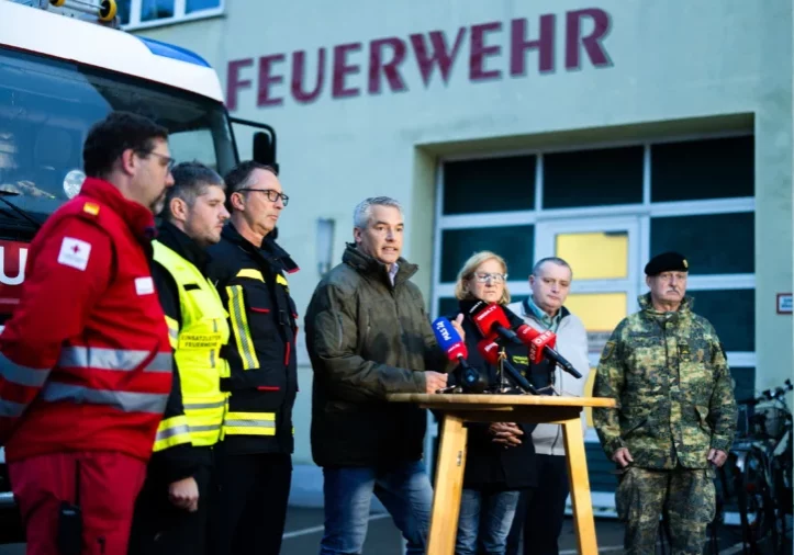 Bundeskanzler Karl Nehammer kündigte am Mittwoch eine Reihe von Hilfsmaßnahmen an. Vom Hochwasser machte sich der Kanzler bereits in den vergangenen Tage bei Besuchen in Niederösterreich und Treffen mit den Krisenstäben in Tull und in Wien ein Bild. Foto: BKA/Christopher Dunker
