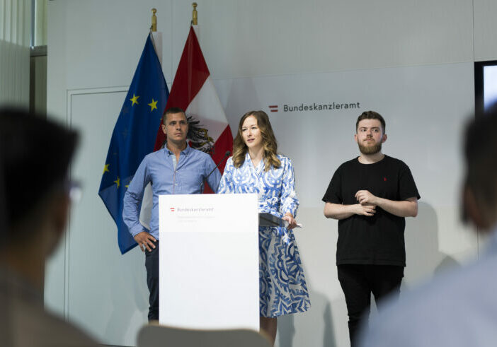 Über Neuerungen und Verbesserungen im Zivildienst berichtete Staatssekretärin Claudia Plakolm. Aus der Praxis erzählten der Zivildiener Elber Islami (l., Lebenshilfe) und Robert Radev (r.), der sich nach dem Zivildienst aufgrund der dortigen Erfahrungen für den Pflegeberuf am Universitätsklinikum St. Pölten-Lilienfeld entschieden hat. Foto: Bka/Dunker