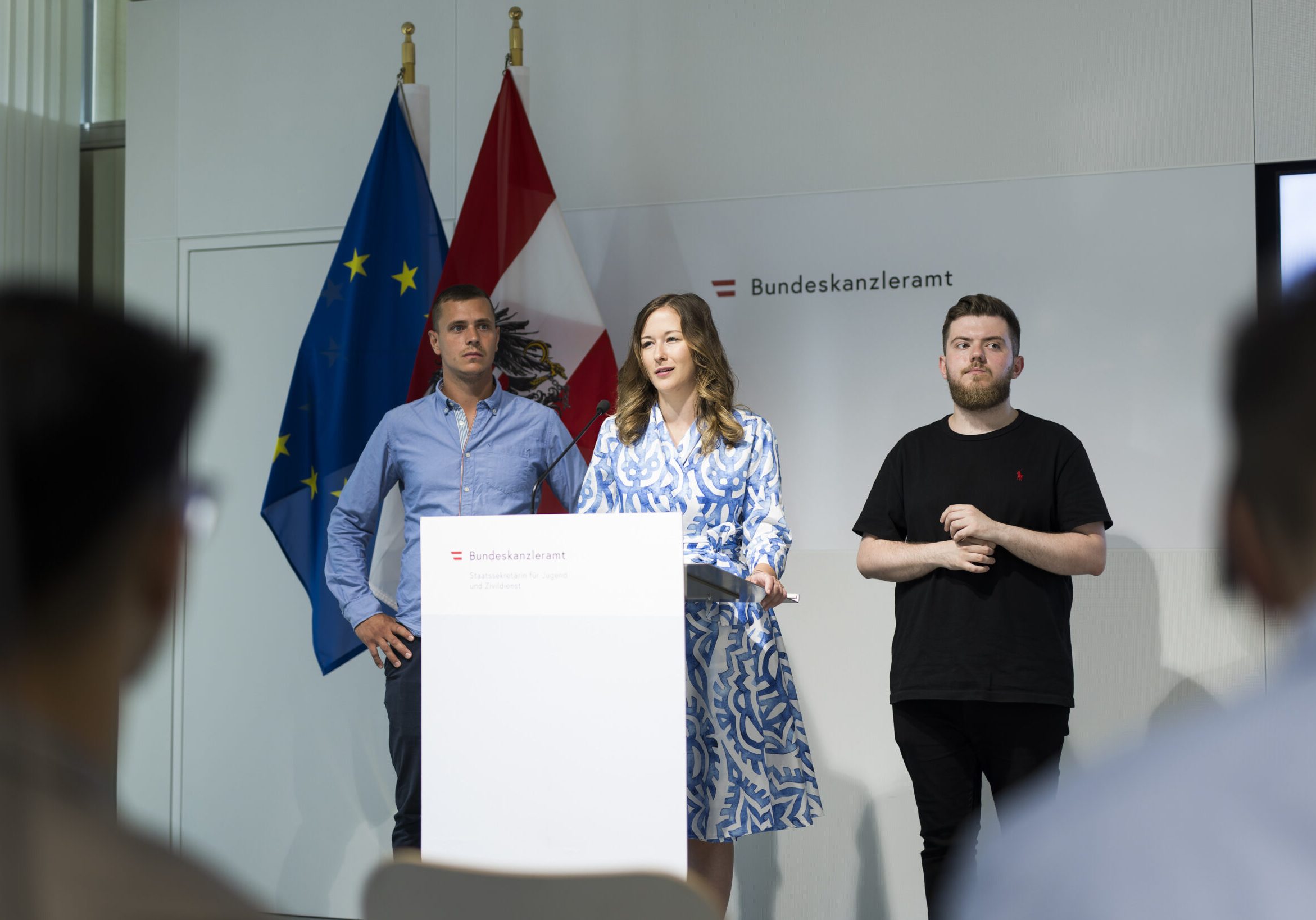 Über Neuerungen und Verbesserungen im Zivildienst berichtete Staatssekretärin Claudia Plakolm. Aus der Praxis erzählten der Zivildiener Elber Islami (l., Lebenshilfe) und Robert Radev (r.), der sich nach dem Zivildienst aufgrund der dortigen Erfahrungen für den Pflegeberuf am Universitätsklinikum St. Pölten-Lilienfeld entschieden hat. Foto: Bka/Dunker