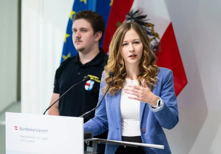 Präsentierte neue Zahlen und Fakten zum Zivildienst in Österreich. Staatssekretärin Claudia Plakolm. Foto: BKA/Christopher Dunker