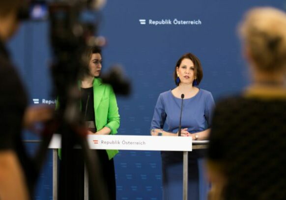 Das NS-Verbotsgesetz wird verschärft, kündigten Verfassungsministerin Karoline Edtstadler und Justizministerin Alma Zadic an: NS-Devotionalien können leichter abgenommen werden, die Zuständigkeit der Gerichte wird ausgeweitet und bei Verurteilung erfolgt Amtsverlust. Foto: Bka/Christopher Dunker