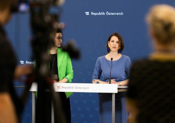 Das NS-Verbotsgesetz wird verschärft, kündigten Verfassungsministerin Karoline Edtstadler und Justizministerin Alma Zadic an: NS-Devotionalien können leichter abgenommen werden, die Zuständigkeit der Gerichte wird ausgeweitet und bei Verurteilung erfolgt Amtsverlust. Foto: Bka/Christopher Dunker