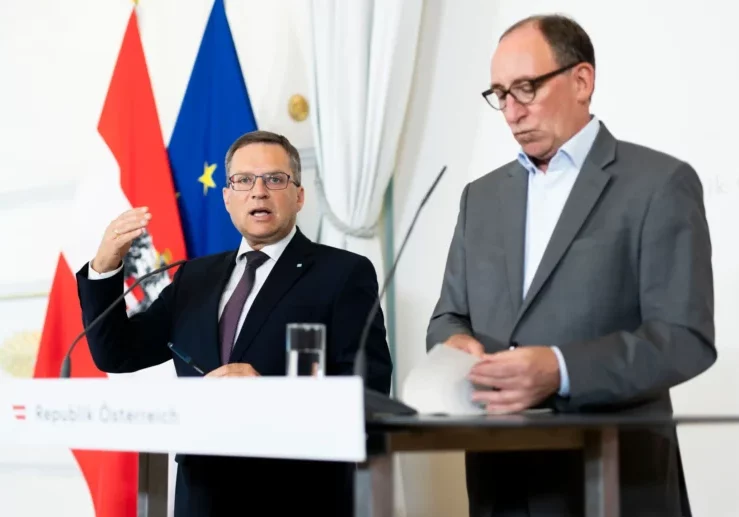 ÖVP-Klubobmann August Wöginger präsentierte mit dem Sozialminister die Eckpunkte der Pensionserhöhung. Ab 2024 gibt es 9,7 Prozent mehr. Foto: BKA /Christopher Dunker