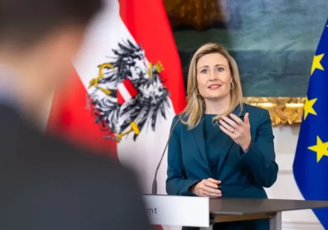 Leitkultur und Werte formulieren und kommunizieren: Integrationsministerin Susanne Raab vor dem ersten Gespräch mit Expertinnen und Experten zum Thema "Österreichische Identität und Leitkultur: Werte des Zusammenlebens". Fotos: Christopher Dunker