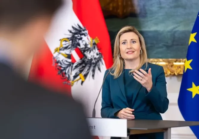 Leitkultur und Werte formulieren und kommunizieren: Integrationsministerin Susanne Raab vor dem ersten Gespräch mit Expertinnen und Experten zum Thema "Österreichische Identität und Leitkultur: Werte des Zusammenlebens". Fotos: Christopher Dunker