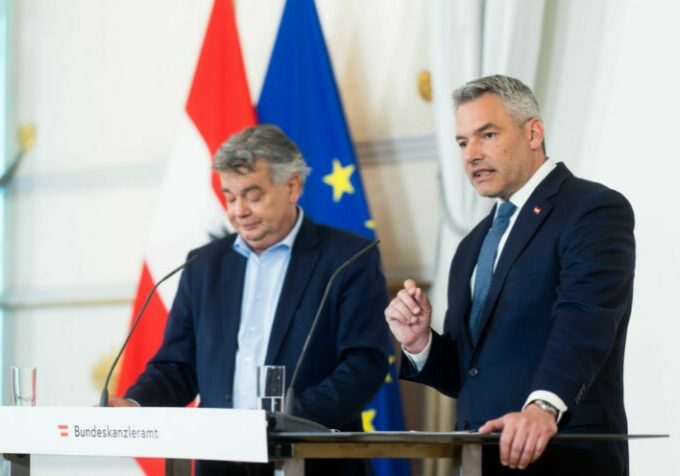 Die Zufallsgewinne von Unternehmen aus dem Geschäft mit fossiler Energie werden stärker abgeschöpft, gaben Bundeskanzler Karl Nehammer und Vizekanzler Werner Kogler bekannt. Foto: Bka/Dunker