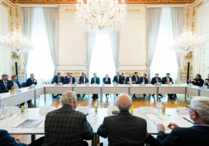 Expertinnen und Experten kamen zum Automobilgipfel in das Bundeskanzleramt. Foto: Christopher Dunker