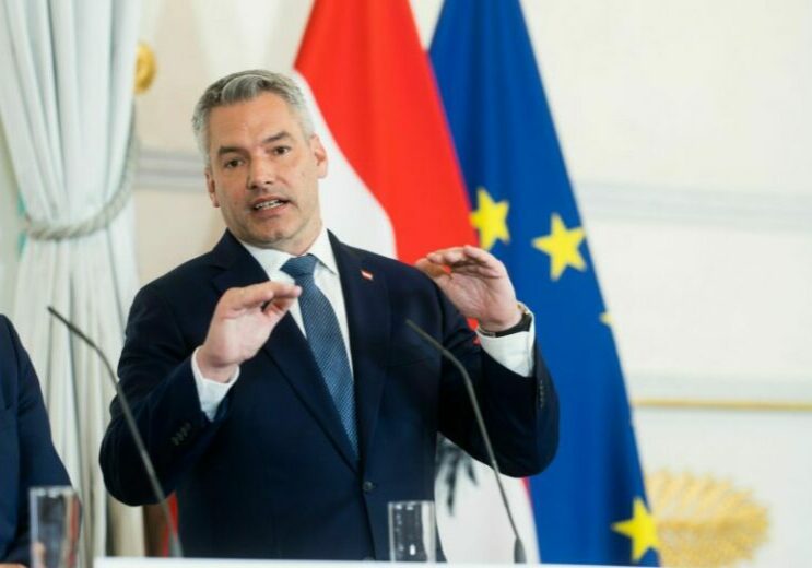 Die Preise müssen runter. Senken die Energiekonzerne nicht ihre Tarife, droht Kanzler Karl Nehammer mit Maßnahmen. Foto: BKA/Christopher Dunker