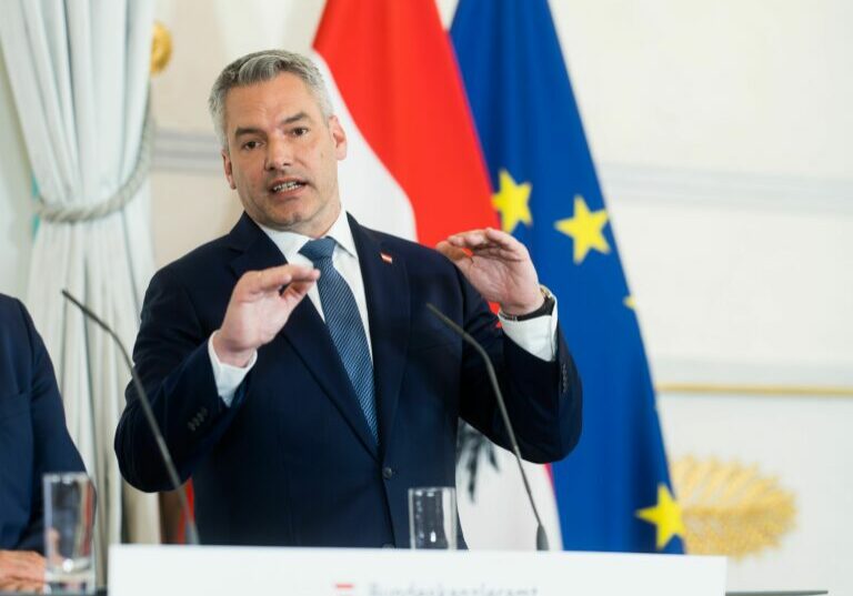 Die Inflation ist hoch und hartnäckig, die Bundesregierung verabschiedet ein Paket gegen die Teuerung: Bundeskanzler Karl Nehammer. Foto: Bka/Christopher Dunker