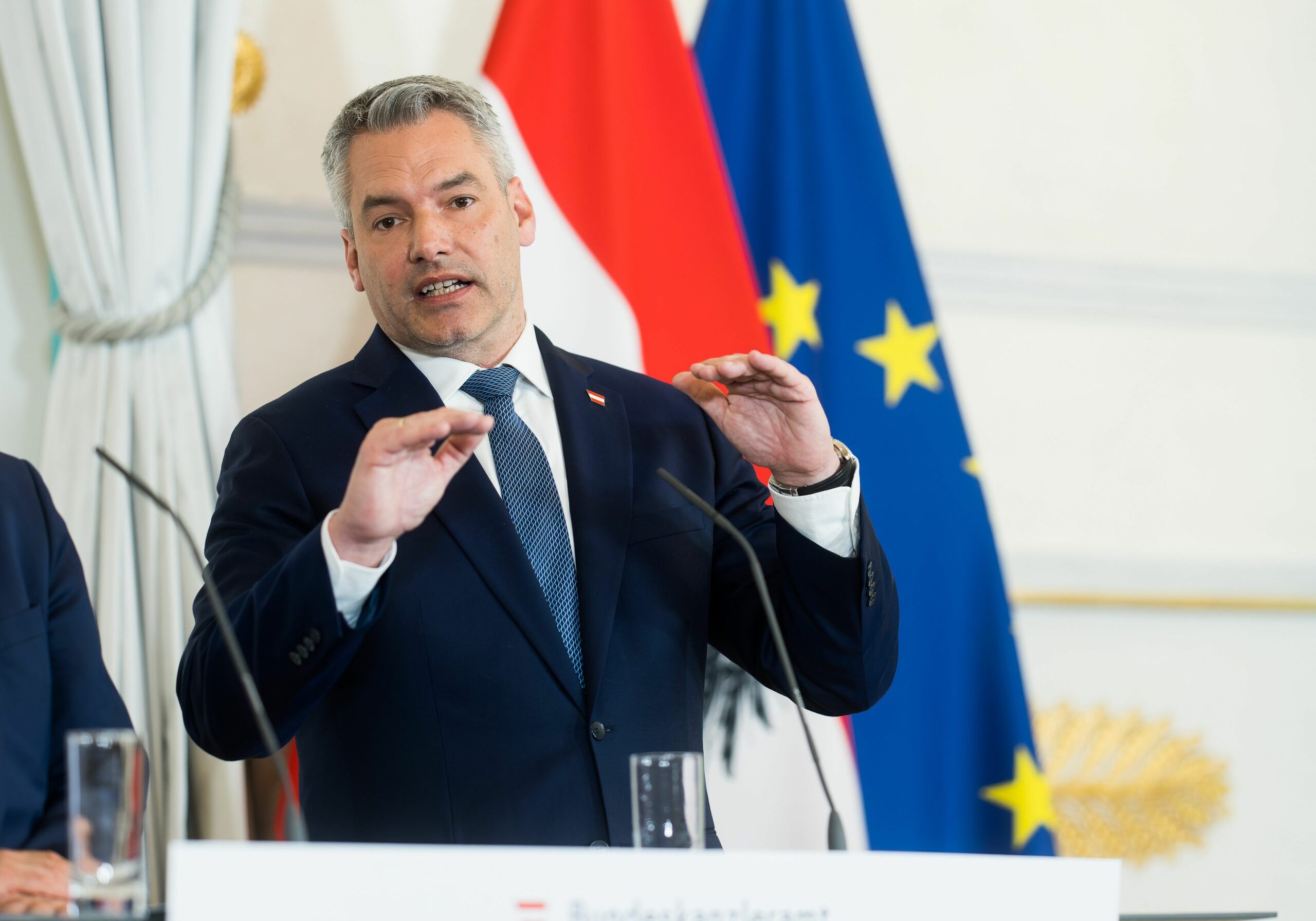 Die Inflation ist hoch und hartnäckig, die Bundesregierung verabschiedet ein Paket gegen die Teuerung: Bundeskanzler Karl Nehammer. Foto: Bka/Christopher Dunker