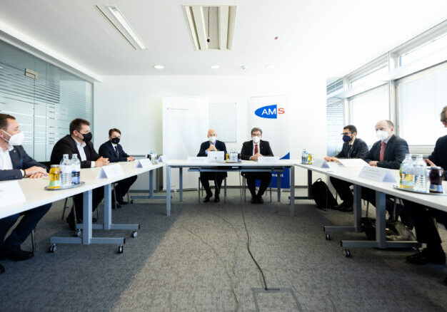 Martin Kocher rief in Sachen Flüchtlinge aus der Ukraine zum Jobgipfel. Foto: BMA