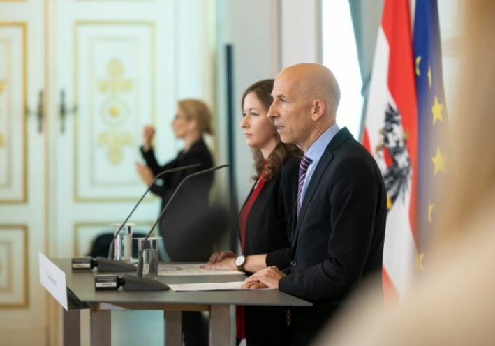 Jugenstaatssekretärin Claudia Plakolm und Arbeitsminister Martin Kocher berichteten nach einem Besuch der #futurefactory über Aus- und Weiterbildung Jugendlicher. Foto: BKA / Christopher Dunker