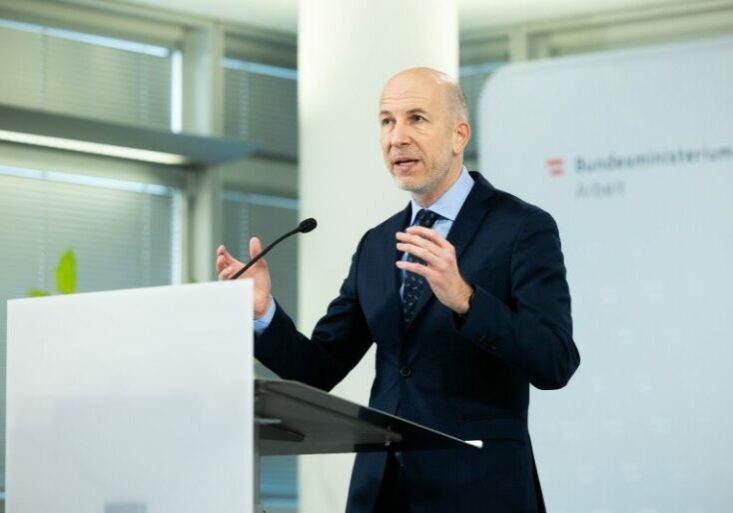 Arbeitsminister Martin Kocher verkündet einen weiterhin sinkenden Trend in der Arbeitslosigkeit. Foto: BKA / Christopher Dunker