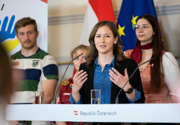 Am 12. Mai 2022 fand eine Pressekonferenz mit Bundesministerin Susanne Raab, Bundesminister Martin Polaschek und Staatssekretärin Claudia Plakolm (im Bild) zum Buddy-Programm für ukrainische junge Vertriebene statt. Foto: Christopher Dunker