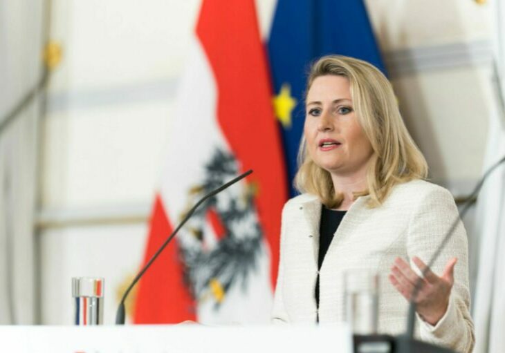 Will mehr Bewusstsein schaffen im Kampf gegen weibliche Genitalverstümmelung. Frauenministerin Susanne Raab. Foto: BAK / Christopher Dunker