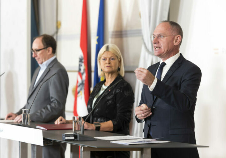 Am Dienstag präsentierten Innenminister Gerhard Karner, Verteidigungsministerin Klaudia Tanner und der Gesundheitsminister das neue Krisensicherheitsgesetz. Dieses soll die Grundlage für ein gesamtstaatliches Krisenmanagement der Republik bilden. Foto: BKA / Andy Wenzel