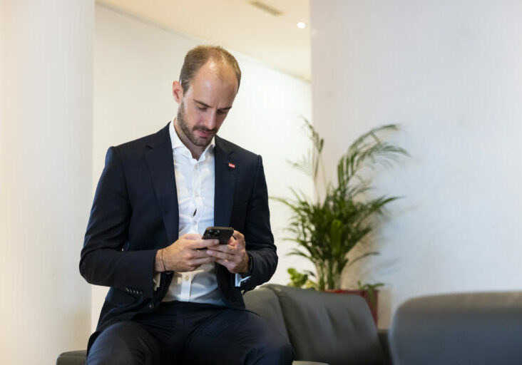 Die ID Austria wird mittlerweile schon von über 1 Million Menschen genutzt. Nun kommt auch ein Altersnachweis auf das Smartphone. Das gab Digitalisierungsstaatssekretär Florian Tursky im Rahmen einer Pressekonferenz bekannt. Foto: BKA / Dunker