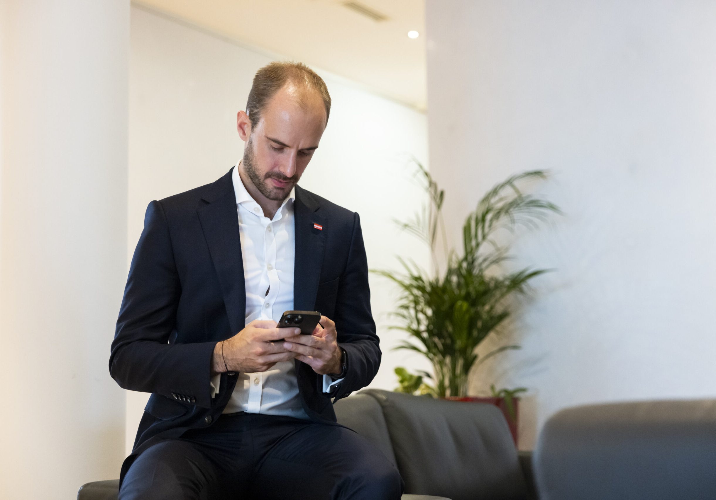 Der neue Urkundenservice ermöglicht Bürgern verlorene Dokumente ganz einfach per Mausklick von daheim aus anzufordern. Staatssekretär Florian Tursy möchte so Digitalisierung noch erlebbarer machen. Foto: BKA/Christopher Dunker