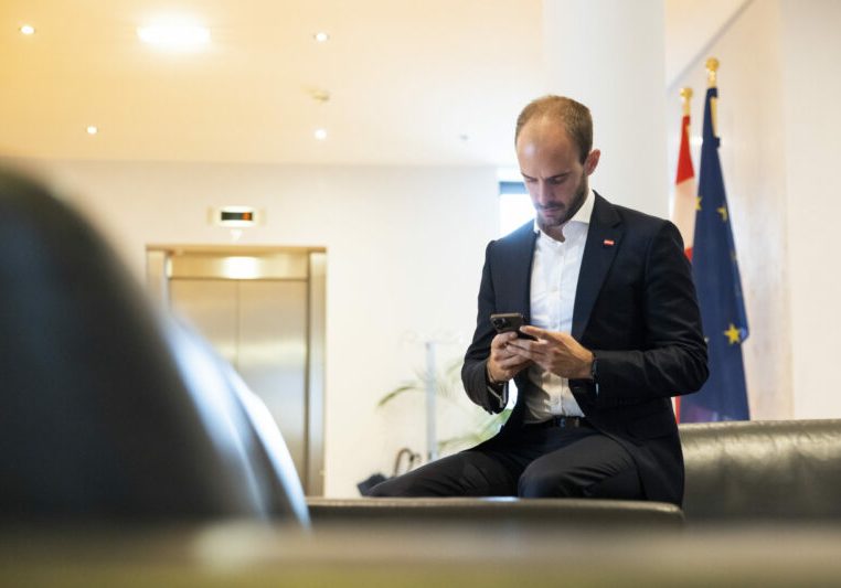 Mit gutem Beispiel geht der Staatssekretär für Digitalisierung, Florian Tursky, voran. Sein Büro ist zu 100 Prozent papierlos. Mit einer Kombination aus hauseigenen Lösungen und Produkten österreichischer Startups ist es möglich. Foto: BKA / Christopher Dunker