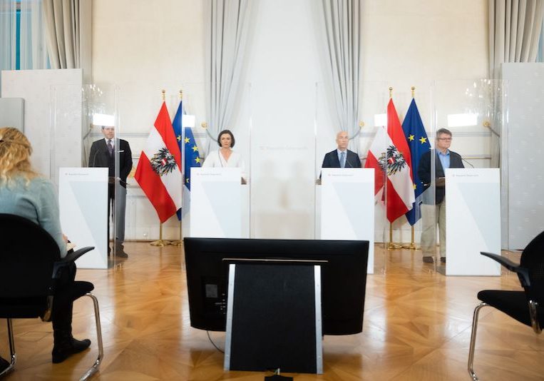 Bundesminister Martin Kocher, Bundesministerin Elisabeth Köstinger, Präsident der Wirtschaftskammer Österreich, Harald Mahrer und ÖGB-Präsident Wolfgang Katzian zu den aktuellen Corona-Maßnahmen. Foto: BKA / Christopher Dunker