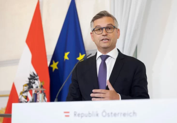 Unter der Leitung von Finanzminister Magnus Brunner wird der Runde Tisch zum Bargeld im September vorbereitet. Foto: BKA/Christopher Dunker