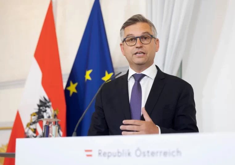 Unter der Leitung von Finanzminister Magnus Brunner wird der Runde Tisch zum Bargeld im September vorbereitet. Foto: BKA/Christopher Dunker
