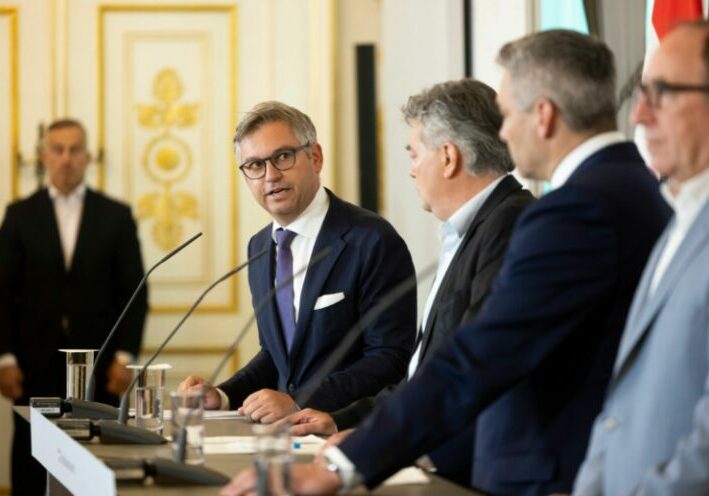 Finanzminister Magnus Brunner erläutert die Ursachen der Inflation und die Antwort der Regierung: Entlastung, Beseitigung der kalten Progression, Anpassung sozialer Leistungen. Foto: Bka/Christopher Dunker