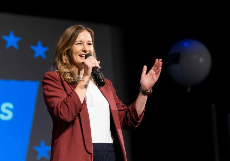 Staatssekretärin Claudia Plakolm gilt als Sprachrohr der Jugend. Foto: Christopher Dunker