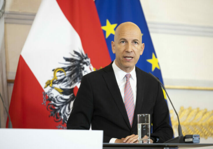 Jede Arbeitnehmerin und jeder Arbeitnehmer werden entlastet, Arbeitgeber bei den Kosten: Arbeits-und Wirtschaftsminister Martin Kocher. Foto: BKA/ Dunker