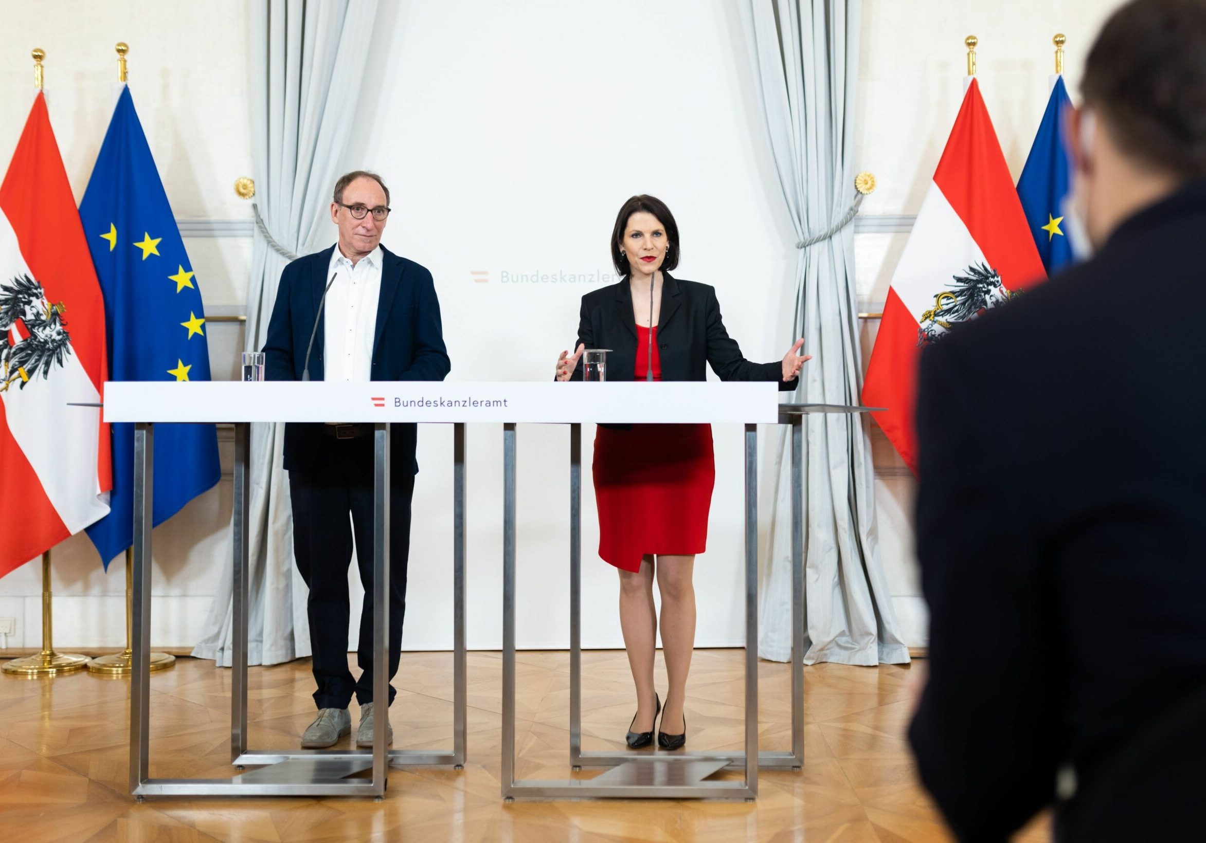 Impfpflicht wird ausgesetzt. Bundesministerin Karoline Edtstadler (r.) und Bundesminister Johannes Rauch (l.) nach dem Ministerrat. Foto: Christopher Dunker/BKA
