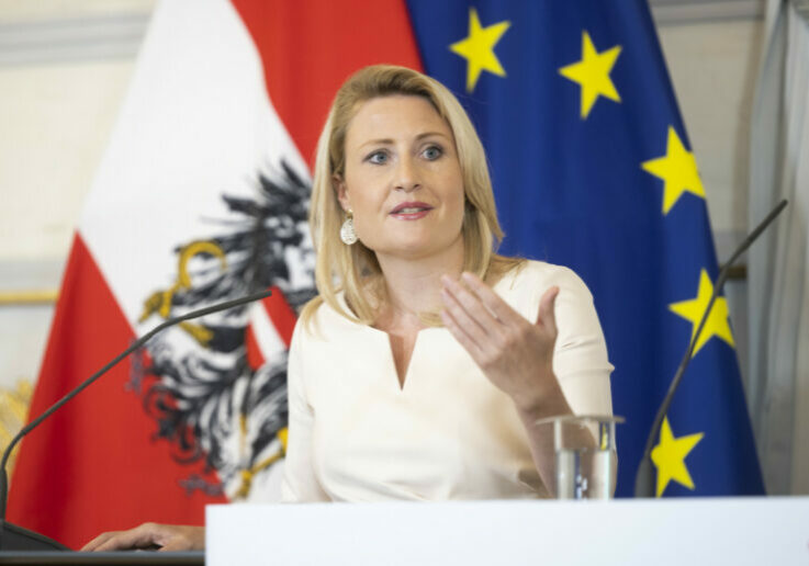 Mädchen und Frauen durch Bildung und Berufung fördern, um Gleichstellung und gleiche Gehälter zu erreichen: Frauenministerin Susanne Raab fordert einen „Kraftakt“ zur Stärkung von Frauen. Foto: BKA/Dunker