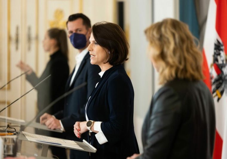v.l.: Gesundheitsminister Wolfgang Mückstein, Verfassungsministerin Karoline Edtstadler & NEOS-Klubobfrau Beate Meinl-Reisinger - Foto: Christopher Dunker