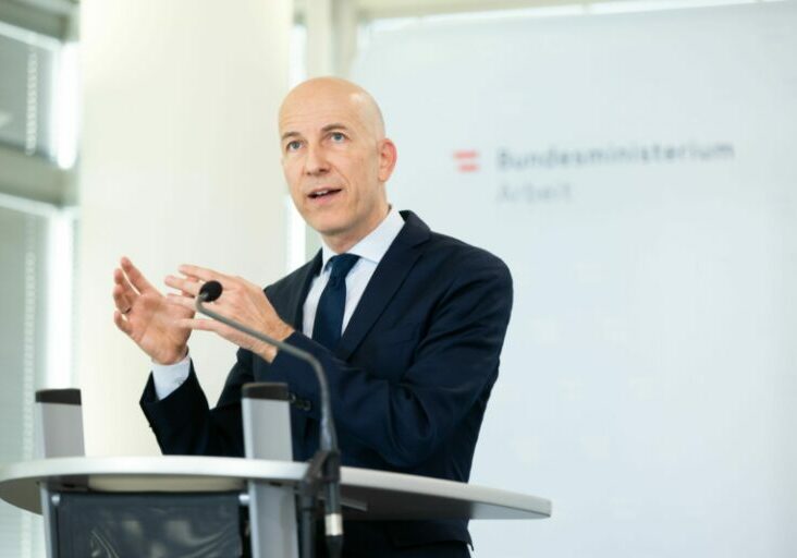 Für Arbeits-und Wirtschaftsminister Martin Kocher ist die Senkung der Lohnnebenkosten für Dienstgeber ein wichtiges Anliegen. Mit dieser Maßnahme sollen die Dienstgeber um 350 Mio. € entlastet werden. Foto: BKA / Christopher Dunker