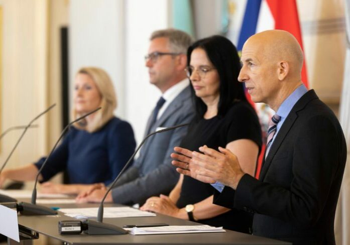 Die Regierung lockt mit einer besseren Förderung internationale Filmproduktionen nach Österreich (v.l.n.r.: Medienministerin Susanne Raab, Finanzminister Magnus Brunner, Kultur-Staatssekretärin Andrea Mayer, Wirtschaftsminister Martin Kocher). Foto: BKA / Christopher Dunker