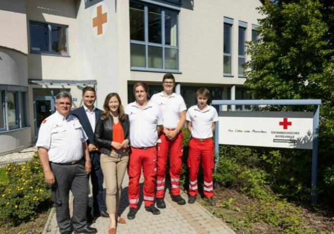 Viele Blaulichteinrichtungen wie das Rote Kreuz greifen auf die Unterstützung von Zivildiener zurück. Die Basisabgeltung für den Zivildienst wird mit 1.1.2023 erhöht. Foto: BKA / Christopher Dunker