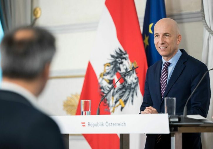 Nach dem Ministerrat präsentierte am Mittwoch Arbeits- und Wirtschaftsminister Martin Kocher mit der Klimaministerin die neuen Förderprogramme für einen schnellen Ausstieg aus Öl und Gas. Foto: BKA / Christopher Dunker
