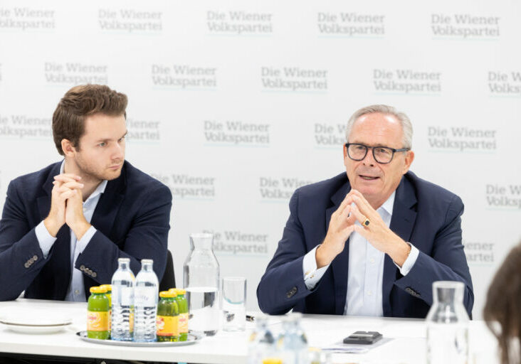 Nur zwei Drittel der neuen Volksschüler können dem Unterricht folgen, einem Drittel fehlen die Deutchkenntnisse so sehr, dass sie dem Regelunterricht nich folgen können. Unter Verweis auf diese aktuellen Zahlen verlangen Harald Mahrer und Harald Zieruß mehr Deutschförderung an Kindergärten. Foto: ÖVP Wien