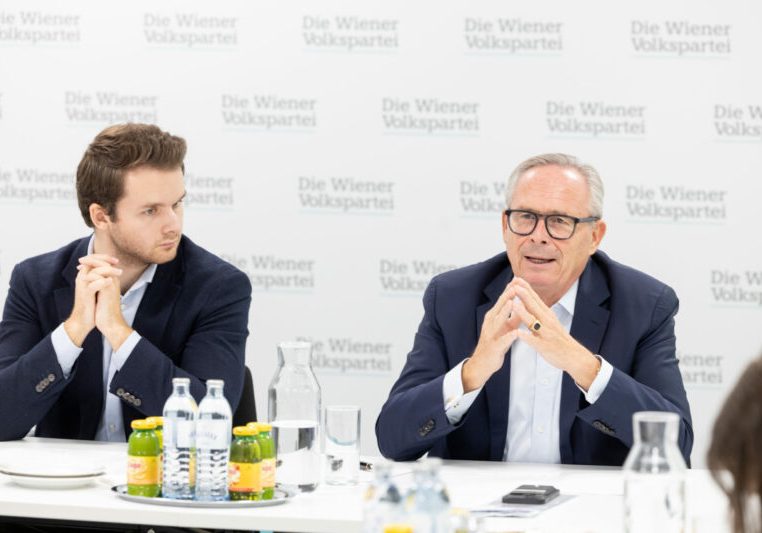 Nur zwei Drittel der neuen Volksschüler können dem Unterricht folgen, einem Drittel fehlen die Deutchkenntnisse so sehr, dass sie dem Regelunterricht nich folgen können. Unter Verweis auf diese aktuellen Zahlen verlangen Harald Mahrer und Harald Zieruß mehr Deutschförderung an Kindergärten. Foto: ÖVP Wien