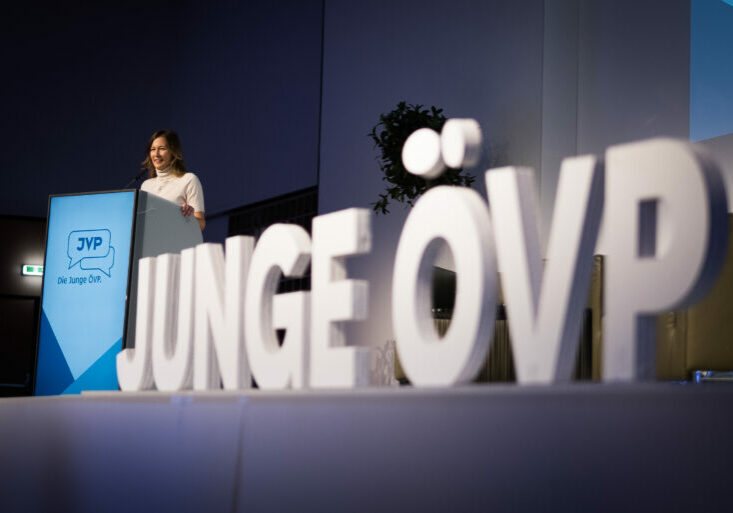 JVP-Bundesobfrau und Jugendstaatssekretärin Claudia Plakolm bei der Bundeskonferenz in Salzburg. Foto: Maximilian Gsöls