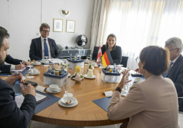 Im Zuge der 71. Tagung der Nobelpreisträger in Lindau führt Bildungsminister Martin Polaschek Gespräche zur Wissenschaftsskepsis und mit seiner deutschen Amtskollegin über die Integration ukrainischer Schüler in das Schulsystem. Foto: BMBF / Hans-Joachim Rickel