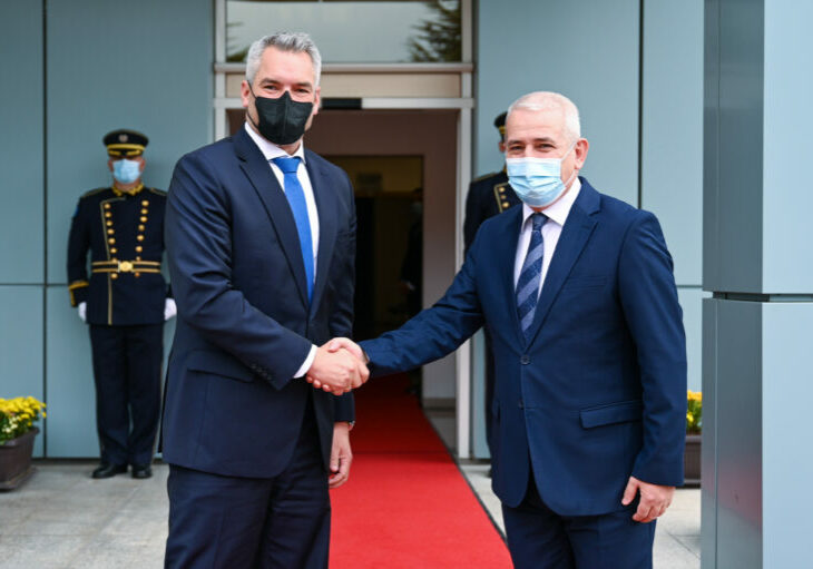 Karl Nehammer mit dem kosovarischem Innenminister Xhelal Sveçla Foto: BMI/Makowecz