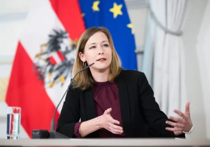 Regierung macht ernst. Integrationsministerin Claudia Plakolm legt in der Integrationspolitik einen härteren Gang ein. Wer kein Integrationsprogramm absolviert, muss mit Sanktionen rechnen. Foto: BKA/Christopher Dunker