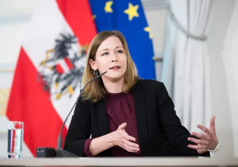 Integrationsministerin Claudia Plakolm fordert ein Hasspredigerregister und Strafbarkeit für digitale Belästigung. Foto: BKA/Christopher Dunker