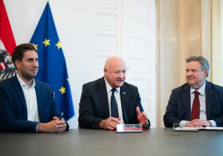 Wollen Wien zu einem von 5 EU-Gigafactories Standort machen. Staatssekretär für Digitalisierung Alexander Pröll, Bundeskanzler Christian Stocker und Wiens Bürgermeister Michael Ludwig. Foto: BKA/Christopher Dunker