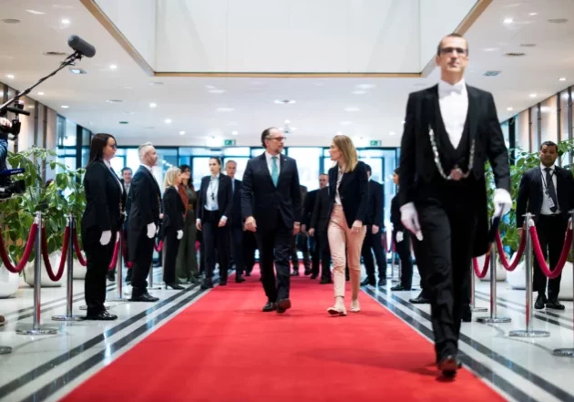 Am Montag reiste Bundeskanzler Alexander Schallenberg nach Brüssel. Zu Beginn traf er EU-Parlamentspräsidentin Roberta Metsola. Die Botschaft: Österreich bleibt verlässlich. Foto: BKA/Christopher Dunker
