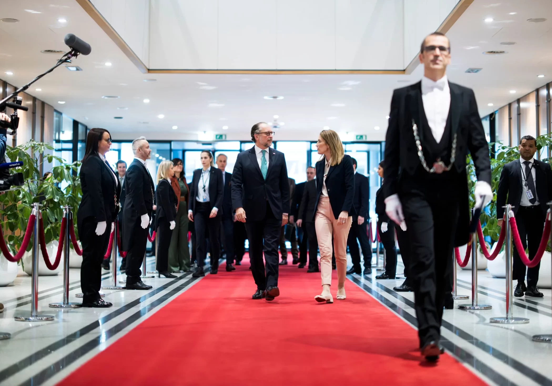 Am Montag reiste Bundeskanzler Alexander Schallenberg nach Brüssel. Zu Beginn traf er EU-Parlamentspräsidentin Roberta Metsola. Die Botschaft: Österreich bleibt verlässlich. Foto: BKA/Christopher Dunker